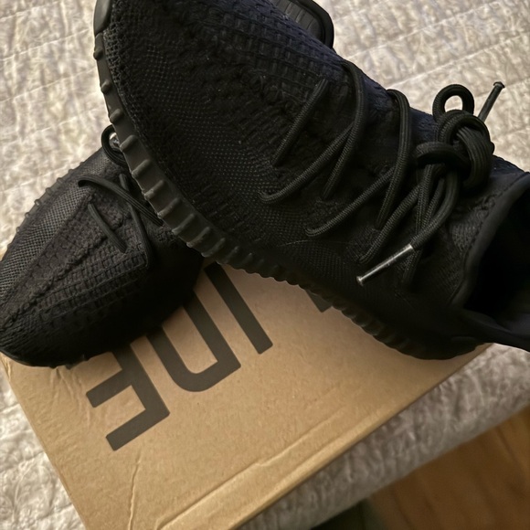 Yeezy sneakers - Picture 4 of 9